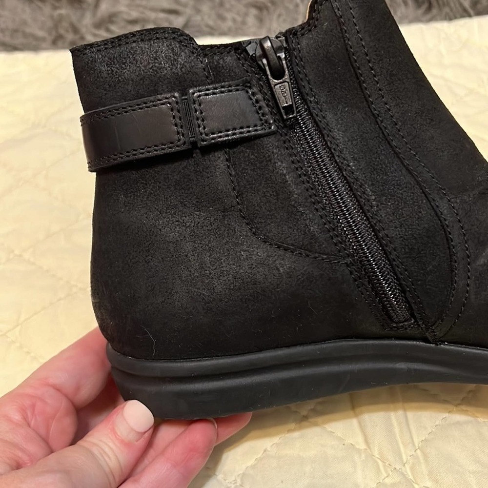 Clark's ankle boots with zipper closure and rubber soles , size 7 - Picture 9 of 13
